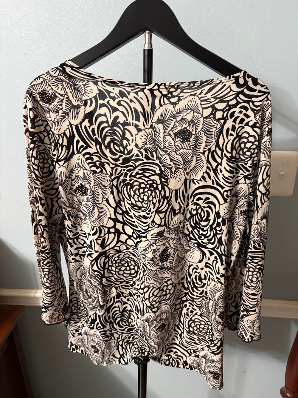 Dressbarn Black & Cream Floral V-Neck Long Sleeve Top - Picture 3 of 5